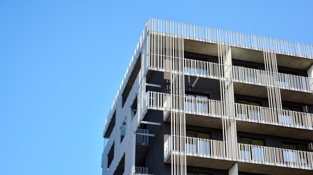 un edificio con un andamio que dice "no hay nadie sentado en él".