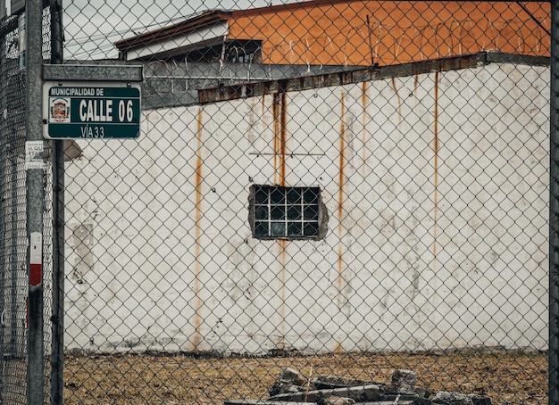 Edifício antigo atrás de uma cerca de arame farpado