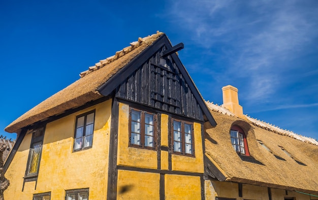 Edifício antigo colorido em Dragor da Dinamarca durante o dia ensolarado