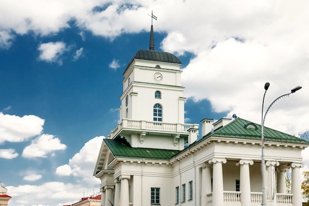 Edifício antigo com colunas