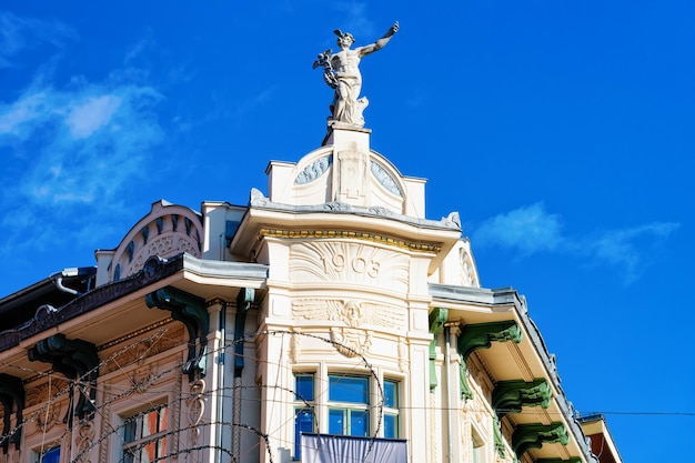 Edifício antigo com estátua na Praça Presernov na cidade de Ljubljana, na Eslovénia. Decoração em arquitetura de casa em vista da cidade eslovena na primavera. Marco. Capital verde urbana. fundo do céu azul