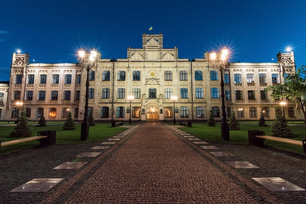 Edifício antigo da Universidade Politécnica Igor Sikorsky no edifício principal Kyiv KPI à noite Kyiv Ucrânia