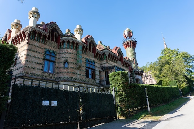 edifício antigo em Comillas Cantabria Espanha El Capricho de Gaudi