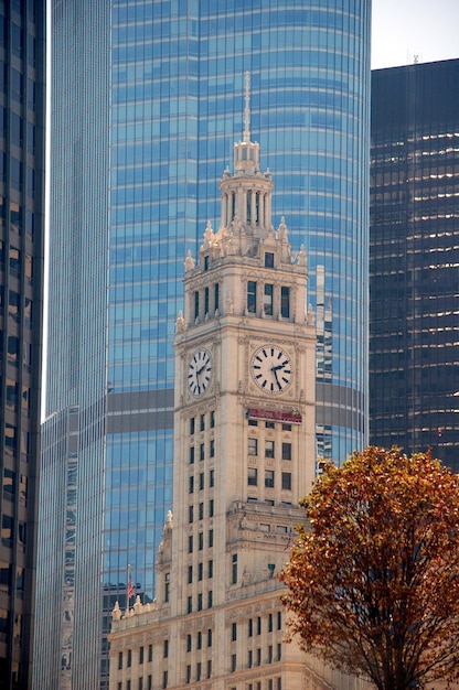 Edifício antigo em contraste com a arquitetura moderna