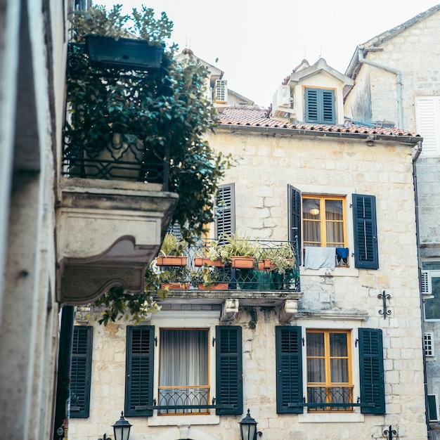 Edifício antigo na cidade de kotor em montenegro. férias de verão