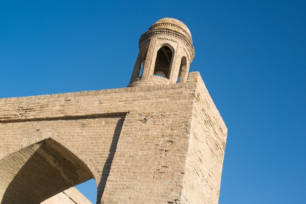 Edificio antiguo con arco y cúpula. Los edificios antiguos del Asia medieval. Bukhara, Uzbekistán