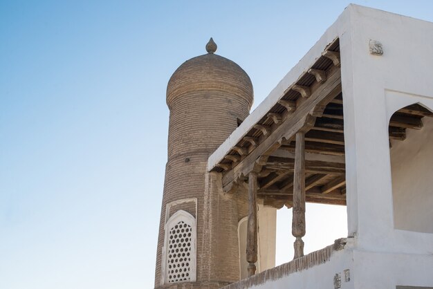 El edificio antiguo con el arco y la cúpula. Edificios antiguos de Asia medieval. Bukhara, Uzbekistán