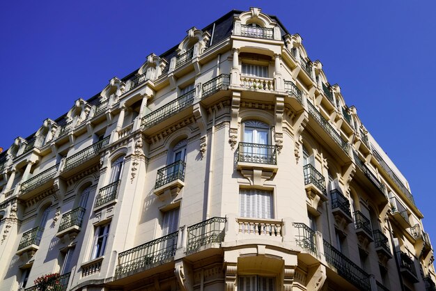 Edificio antiguo en la calle de estilo clásico Vichy en Francia