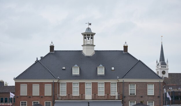 Un edificio antiguo bajo un cielo nublado en Ommen, Países Bajos