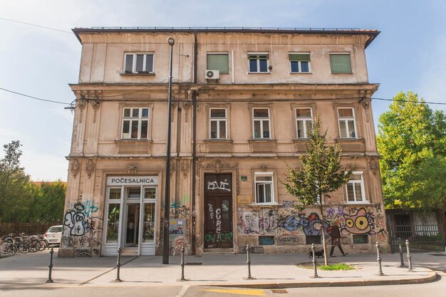 Foto un edificio antiguo en eslovenia desfigurado por vándalos