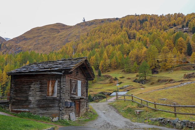 Edificio antiguo en un famoso pueblo de naturaleza en Suiza