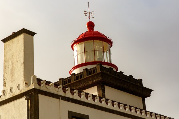 El edificio del antiguo faro. Hora de la puesta del sol