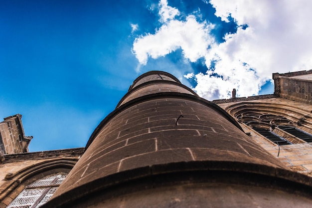El edificio antiguo con un hermoso cielo. El techo del edificio bajo el hermoso cielo. Arquitectura antigua. Edificios de piedra en Europa. Parte norte de Turquía. Turquía Chipre