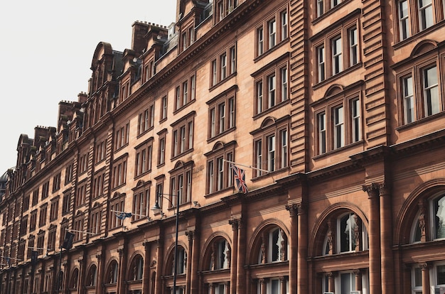 Edificio antiguo en Inglaterra con banderas del Reino Unido