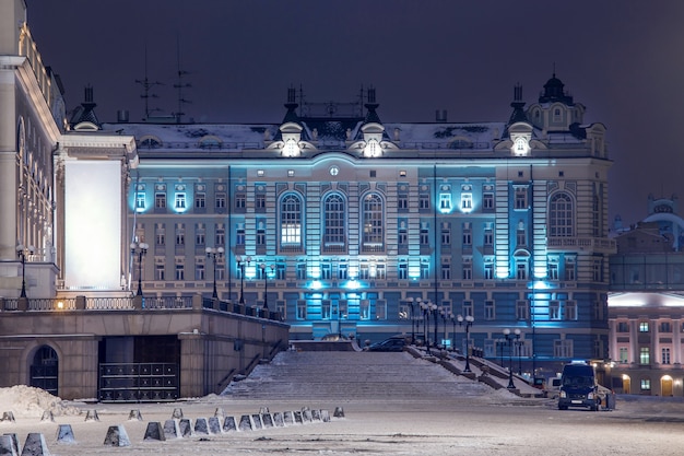 edificio antiguo con luz de noche en invierno