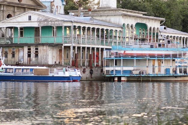 Edificio del antiguo muelle al atardecer