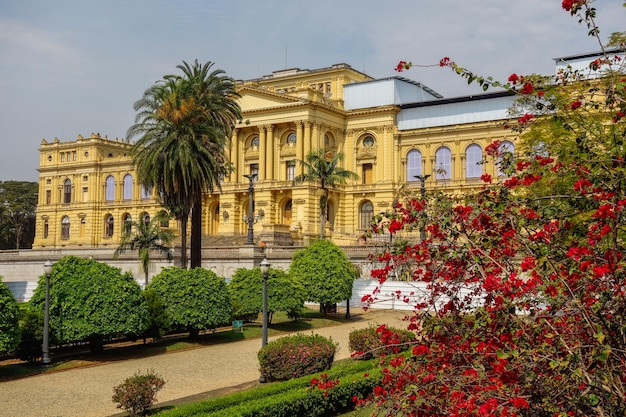 Edificio antiguo del palacio y de los jardines del museo de Ipiranga en Sao Paulo el Brasil