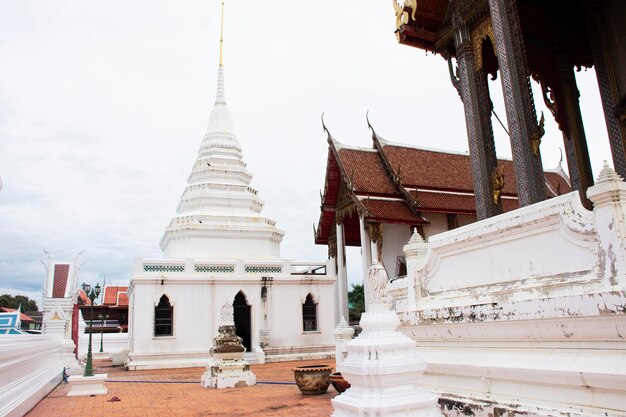 Edificio antiguo sala de ordenación o arquitectura ubosot antiguo para viajeros tailandeses gente viaja visita respeto rezar bendición deseo Buda misterio sagrado en el templo Wat Phra Khao en Ayutthaya Tailandia