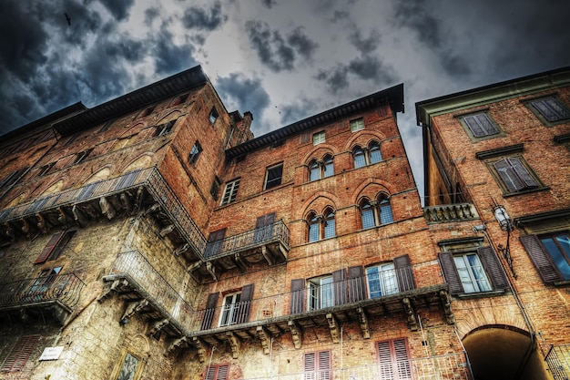 Edificio antiguo en Siena bajo un cielo espectacular Italia