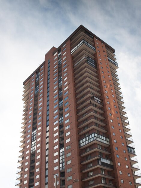 Edificio de apartamentos alto.