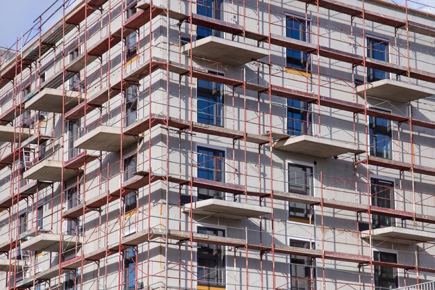 Edificio de apartamentos en construcción con equipamiento