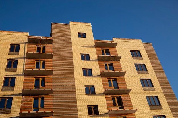 Edificio de apartamentos de ladrillo en construcción