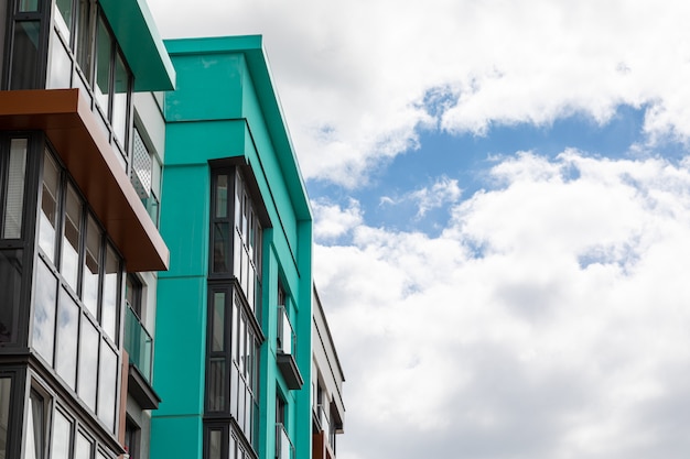 Edificio de apartamentos de menta, marrón y gris.