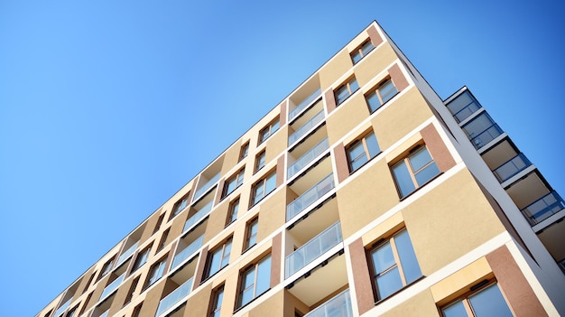 Edificio de apartamentos moderno en un día soleado con un cielo azul Fachada de un edificio de apartamentos moderno