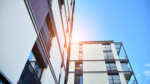 Edificio de apartamentos moderno en un día soleado con un cielo azul fachada de un moderno edificio de apartamentos