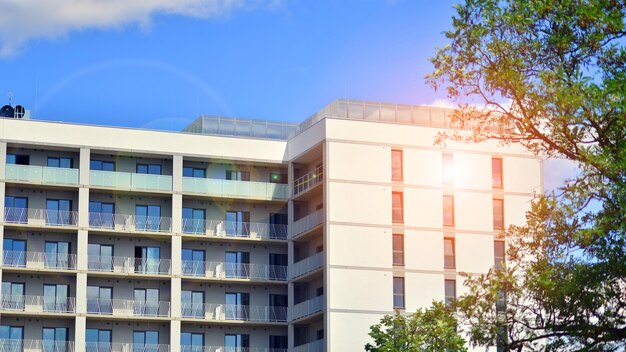 Edificio de apartamentos moderno en un día soleado Fachada exterior de la casa residencial