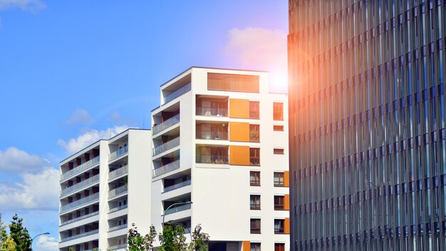 Edificio de apartamentos moderno en un día soleado Fachada exterior de la casa residencial