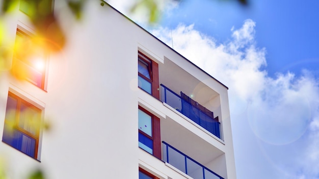 Edificio de apartamentos moderno en un día soleado Fachada exterior de la casa residencial