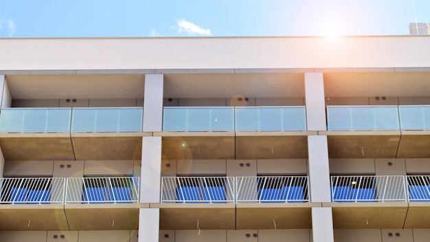 Edificio de apartamentos moderno en un día soleado Fachada exterior de la casa residencial