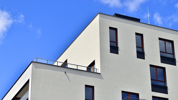 Edificio de apartamentos moderno en un día soleado Fachada exterior de la casa residencial