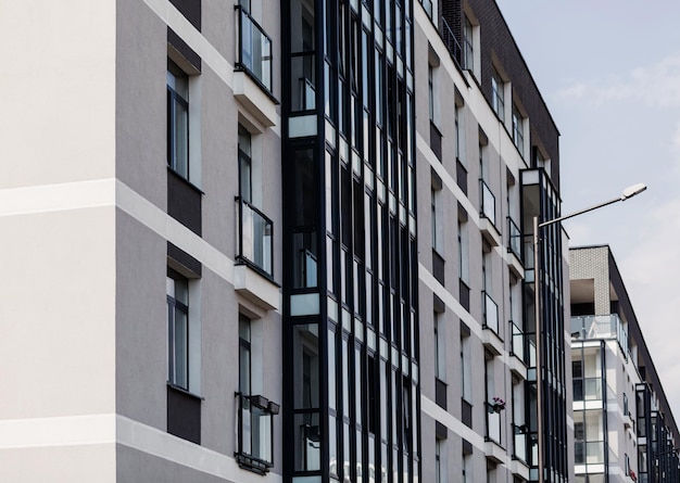 Edificio de apartamentos moderno y nuevo Bloque de viviendas moderno y elegante de varios pisos con balcón