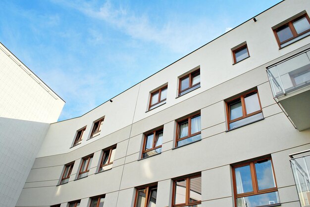 Foto edificio de apartamentos moderno y nuevo bloque de viviendas moderno y elegante de varios pisos