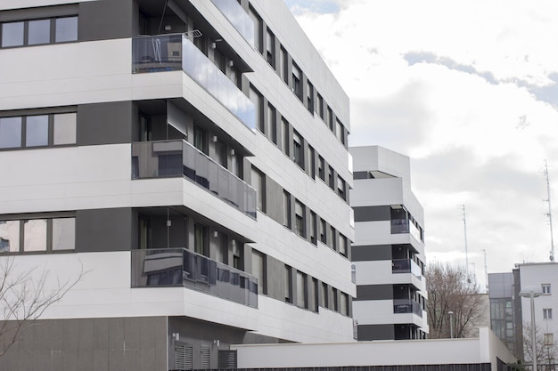 Edificio de apartamentos moderno y nuevo. Bloque de viviendas moderno, nuevo y elegante de varios pisos.