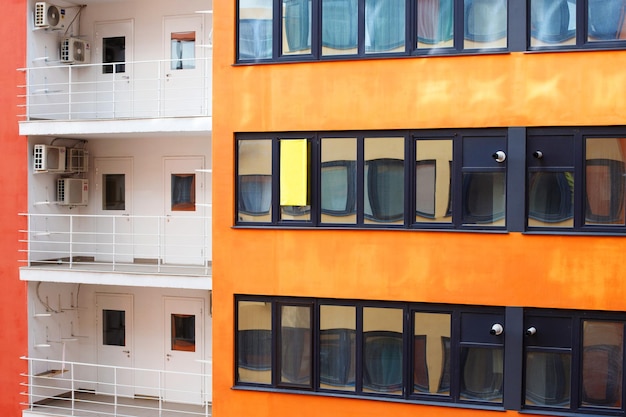 Edificio de apartamentos con patio trasero abierto