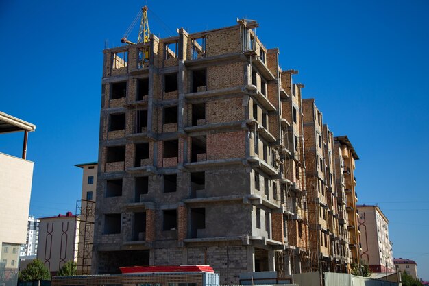 el edificio de apartamentos sin terminar en las afueras de la ciudad