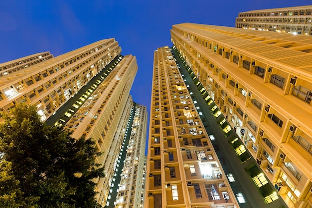 Edificio de apartamentos de vista de ángulo bajo