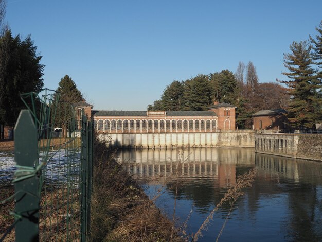 Edificio en la apertura del canal Canale Cavour en Chivasso