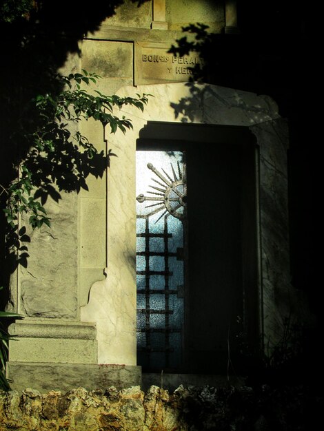 Foto edificio con árboles en el fondo