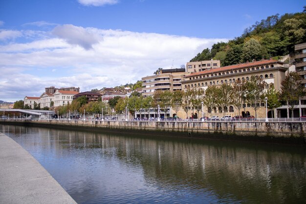 Edificio arquitectónico en bilbao en un día claro