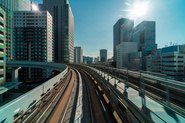 Edificio de arquitectura de Tokio desde la escena del monorriel yurikamome hasta el área de Odaiba, paisaje urbano de Tokio, Japón