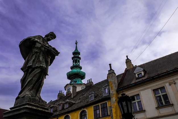 Edificio de arquitectura tradicional y estatua en Bratislava.