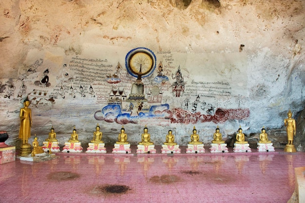 Edificio de arte y estatua de Buda para los viajeros que los tailandeses visitan y rezan en el templo de las cuevas de Tham Phra Khao Chaison el 4 de octubre de 2017 en Phatthalung Tailandia