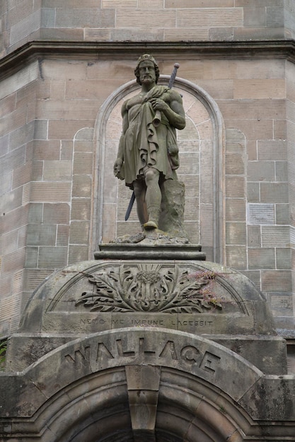 Edificio Athenaeum con Wee Wallace estatua, Stirling, Escocia