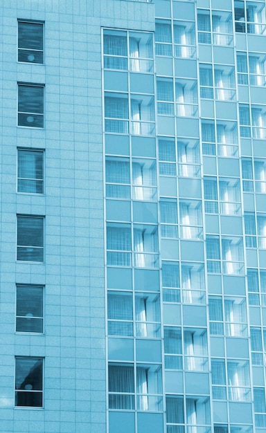 Un edificio azul con puertas y ventanas blancas.