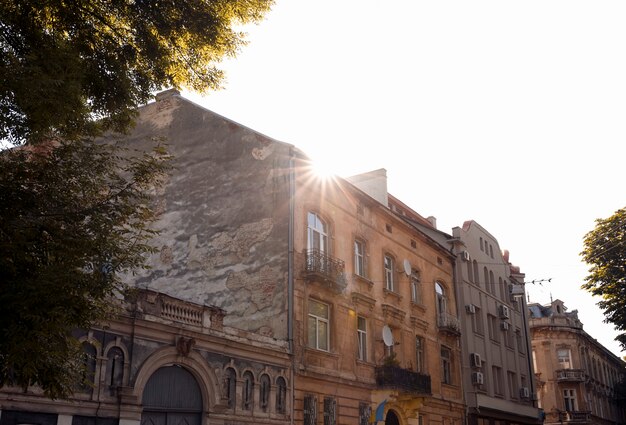 Edifício baixo de tijolos. Rua com claraboia em Lviv, Ucrânia