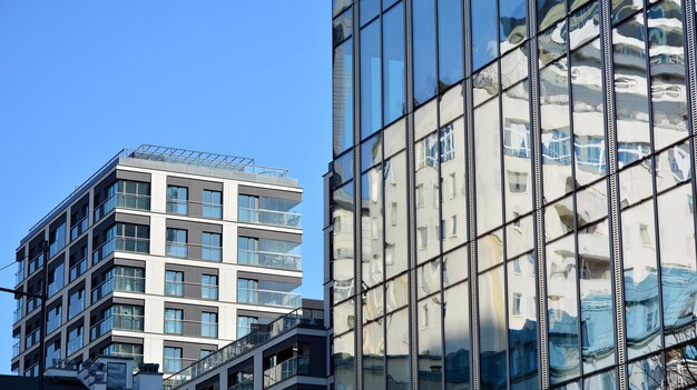 un edificio con un balcón al fondo